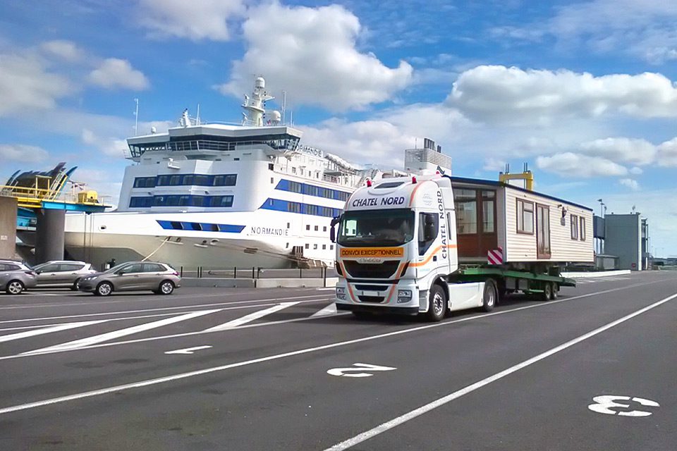 transport d'un mobile-home avec remorque chatel nord sur port maritime