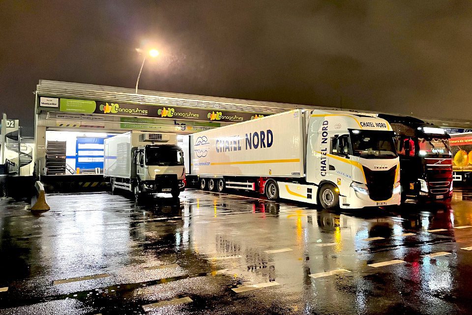 camion frigorifique chatel nord à quai de nuit